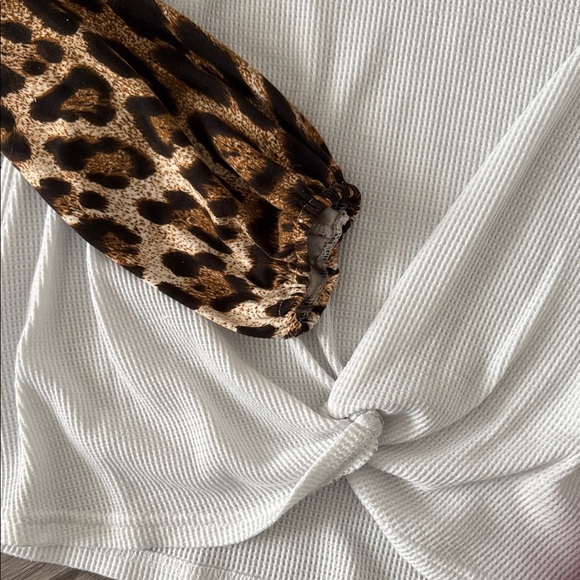Stylish Black and White Leopard Sleeve Women's Top - Picture 3 of 3